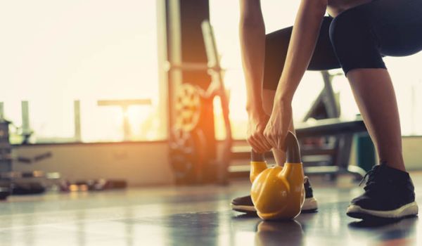 Frau beim Training mit Kettlebell Gewicht