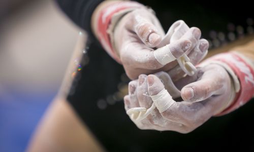 Turnerin bereitet sich auf  Wettkampf vor