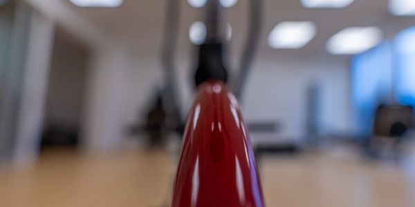 Nahaufnahme des Hinterrades eines Ergometers