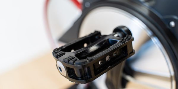 Nahaufnahme der Pedale des Keiser M3i TOTAL BODY TRAINER