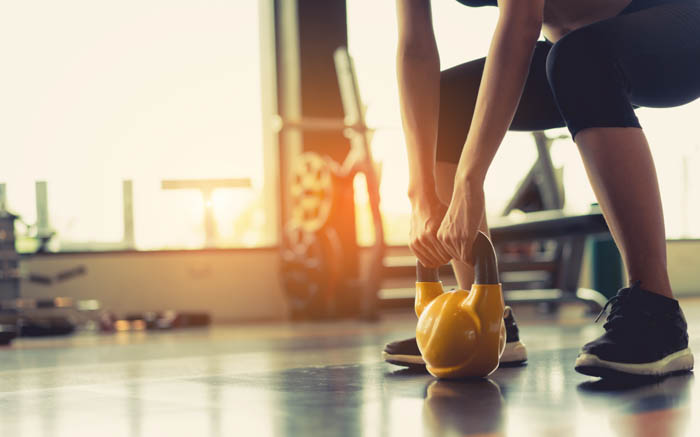 Frau beim Training mit Kettlebell Gewicht
