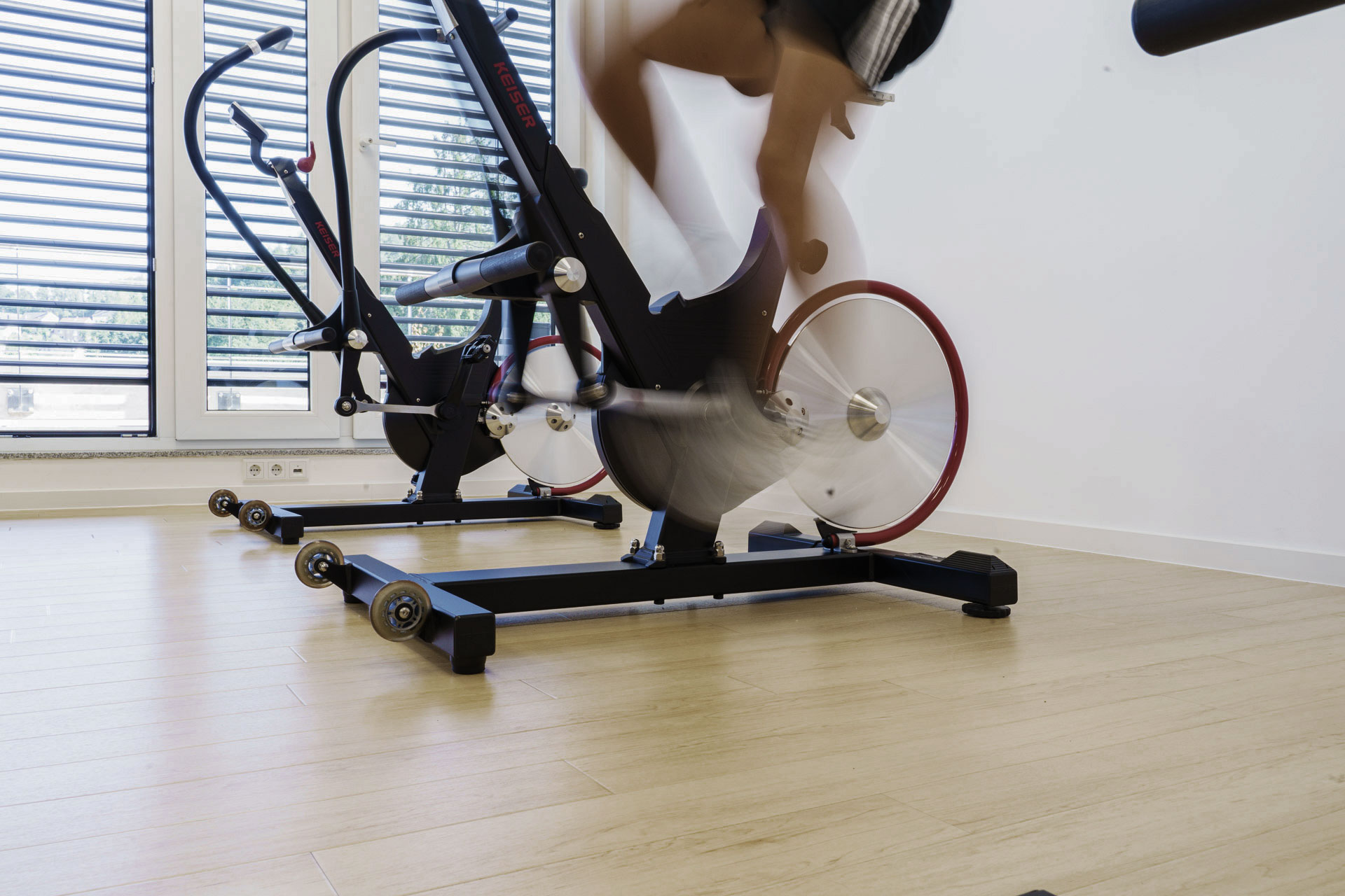 Patientin auf dem Bodytrainer während der Long COVID-Therapie